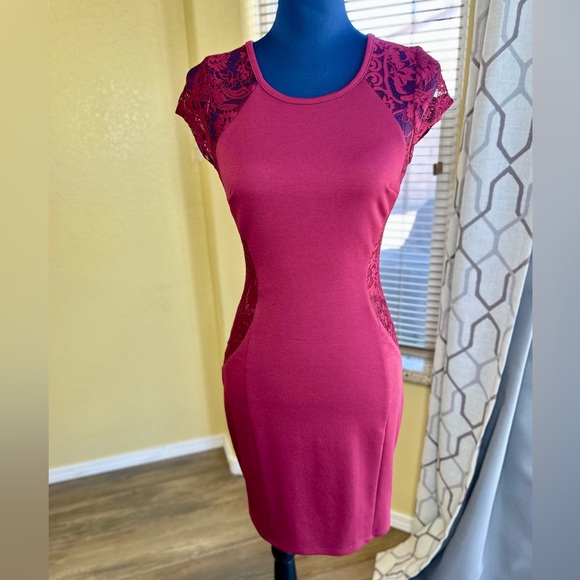 EUC Juniors' IZ Byer Wine Lace Bodycon Dress - Picture 5 of 15